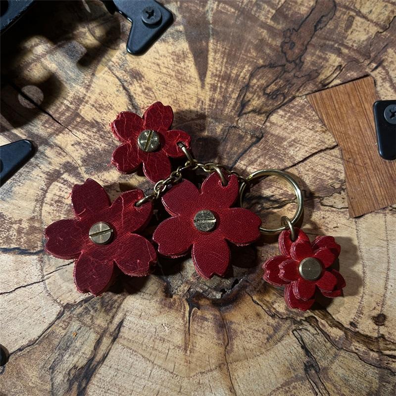 

Porte-clés en cuir véritable avec fleur de cerisier fait à la main pour voiture ou comme pendentif sac красный