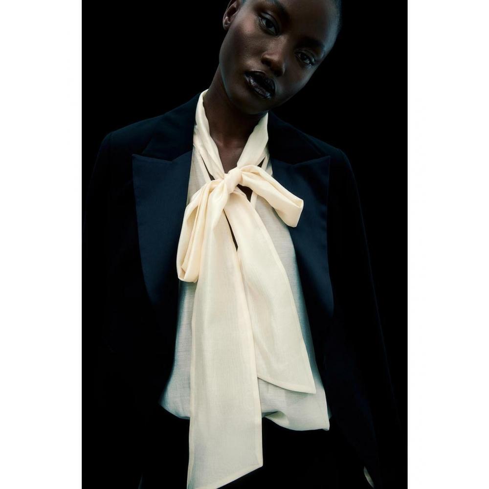 

Блузка HM с завязками на воротнике светло-бежевая 1205618001