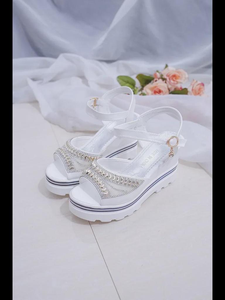 Damen-Sandalen mit Keilabsatz und Strasssteinen sowie Schnallendesign für den Sommer 2021