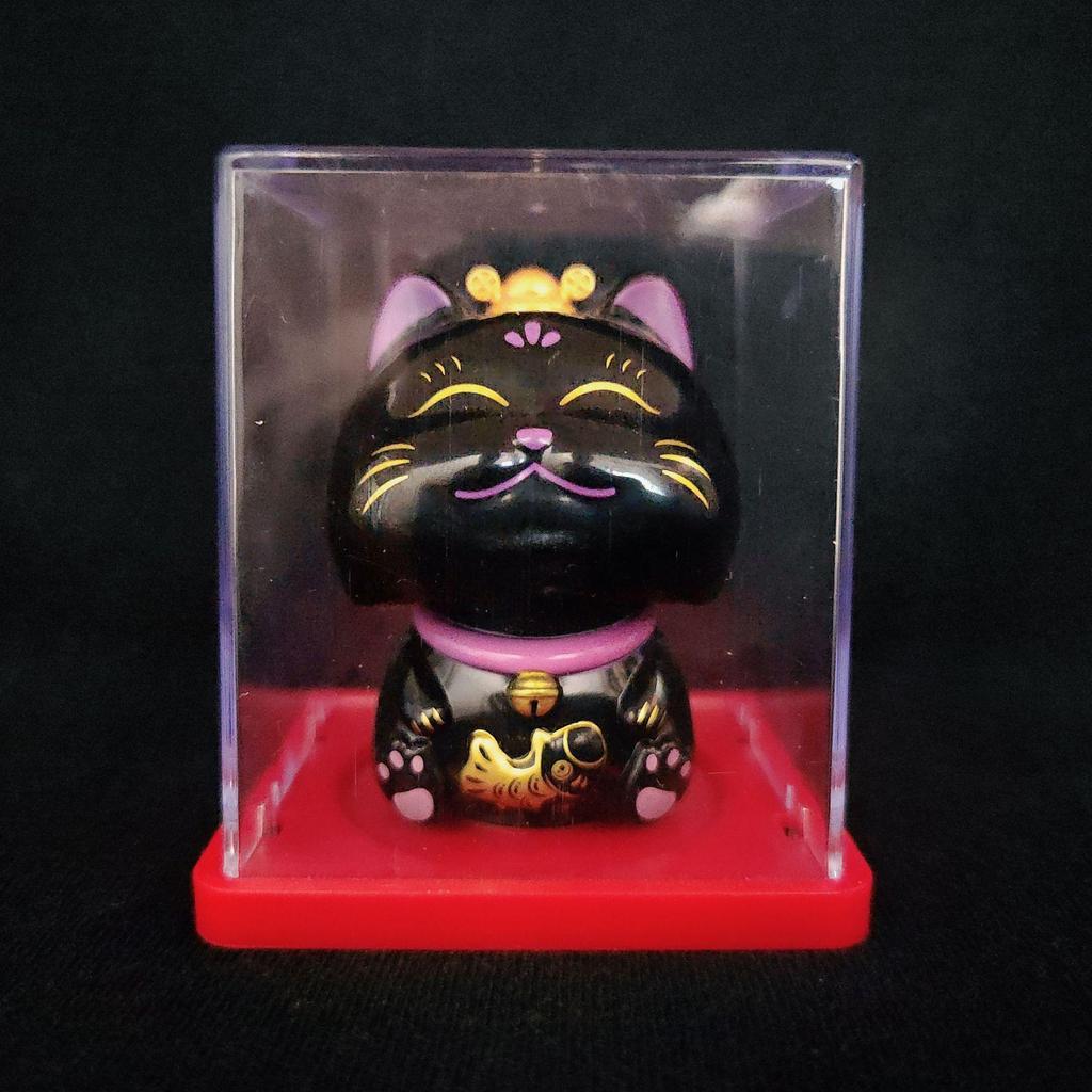 Solar-Powered Waving Maneki-neko Ornament, 2-Inch, Attracts Wealth for Office Desk or Cashier Counter Decoration