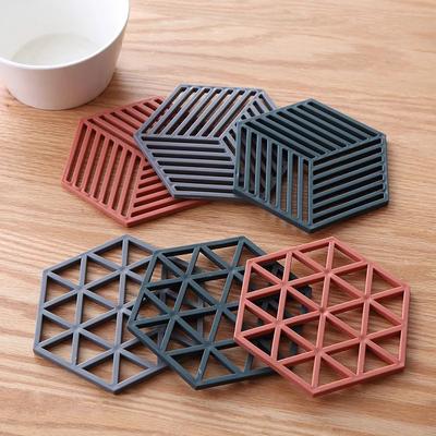 Silicone Tea Coaster Non-slip Placemat High Temperature Insulation Pad Hollow Pot Pad Bowl with Anti-scalding Plastic Placemat