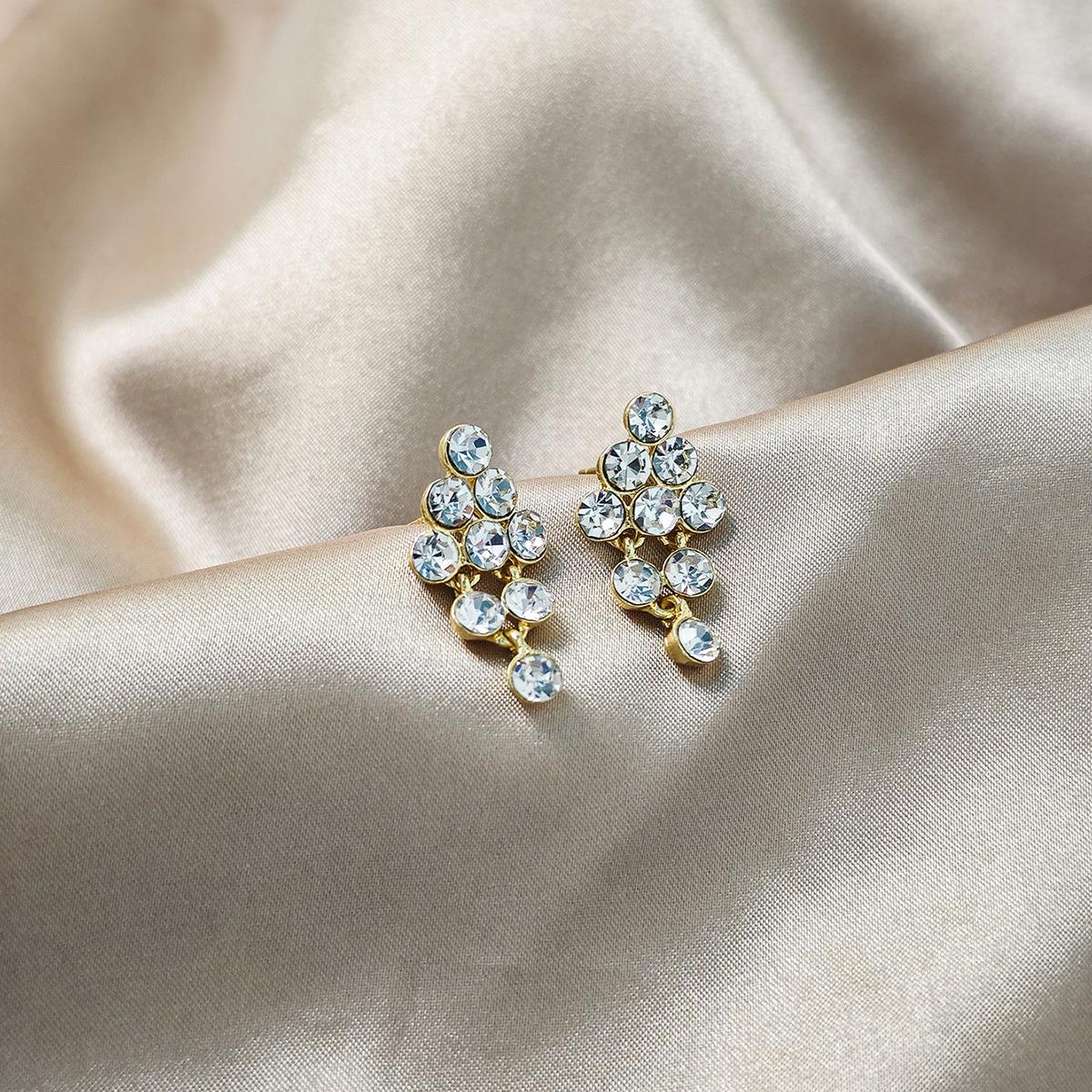 

Шикарная изысканность – замысловатые серьги с бахромой и геометрическим узором белый