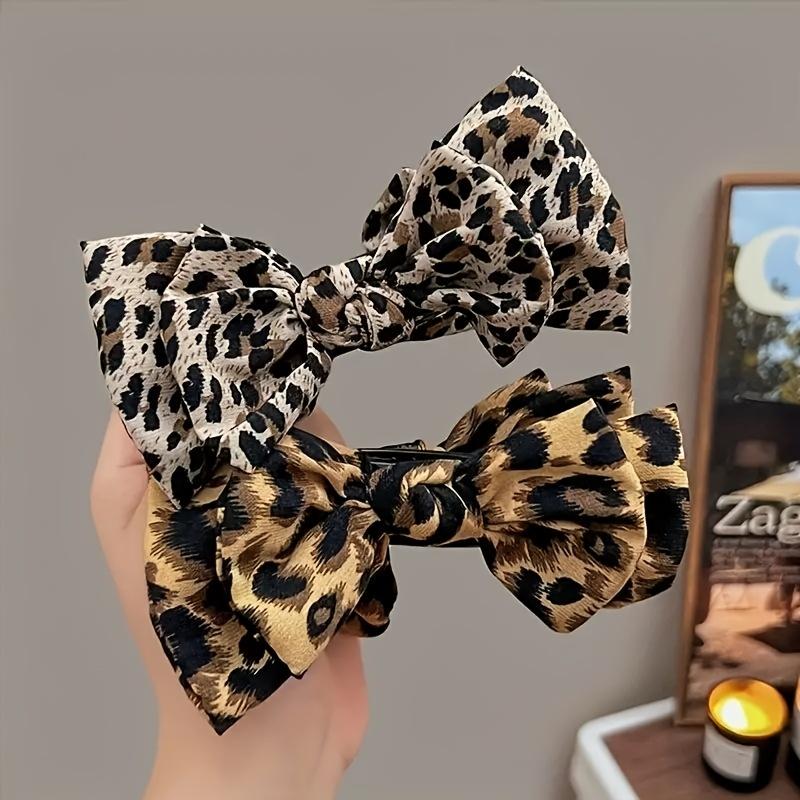 A Leopard Print Hair Clip Made of Plastic, Plasticfor Women, Featuring A Non-Feather Design Suitable for Various Hairstyles