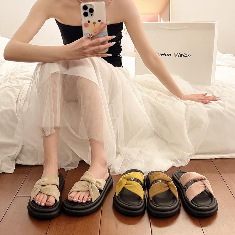 Thick-soled cool slippers for women's summer wear 2025 new cross-band fashion word casual seaside beach shoes