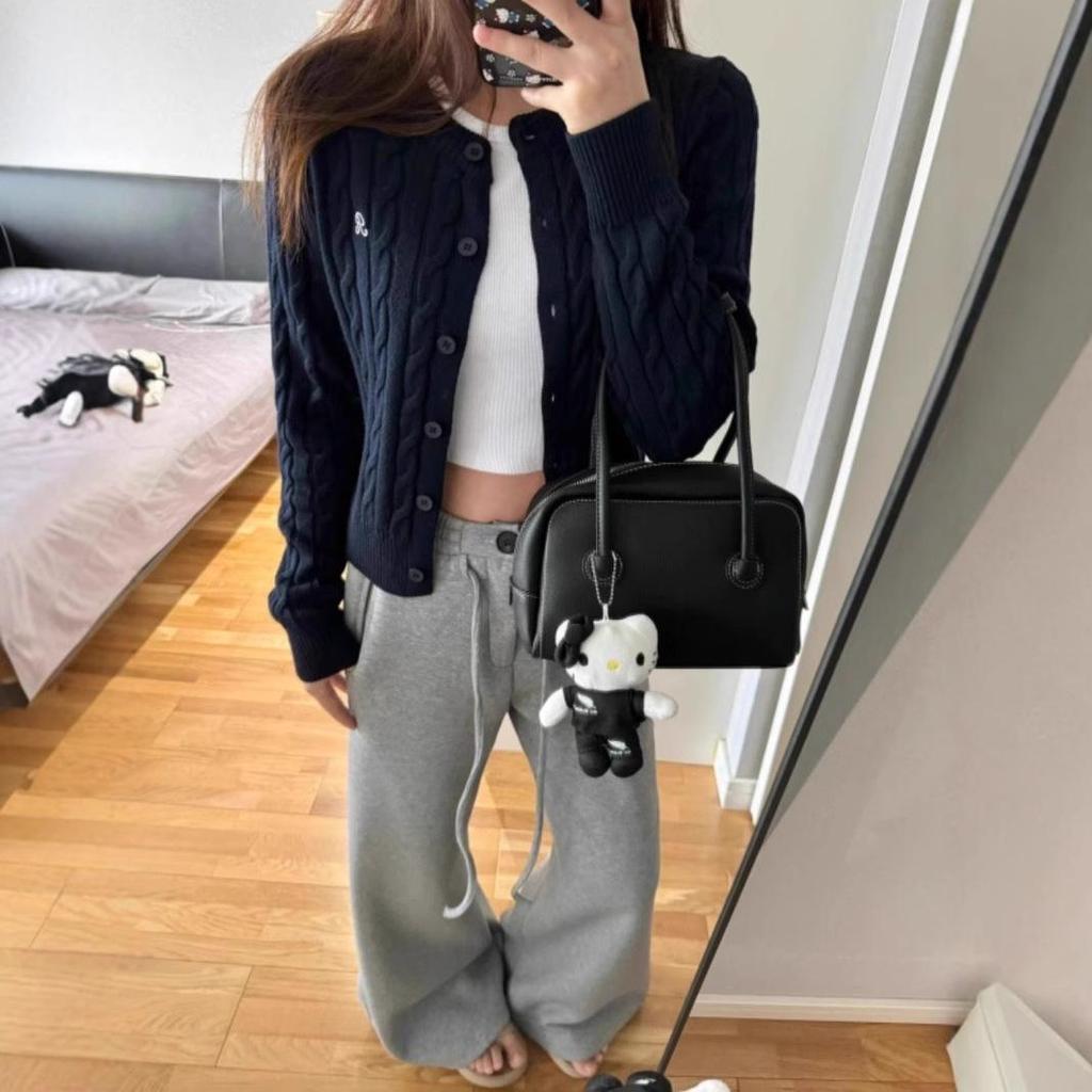 Trendy High-Waisted Gray Wide-Leg Sweatpants for Women – Loose, Slimming, Straight-Leg Design for Autumn and Winter.