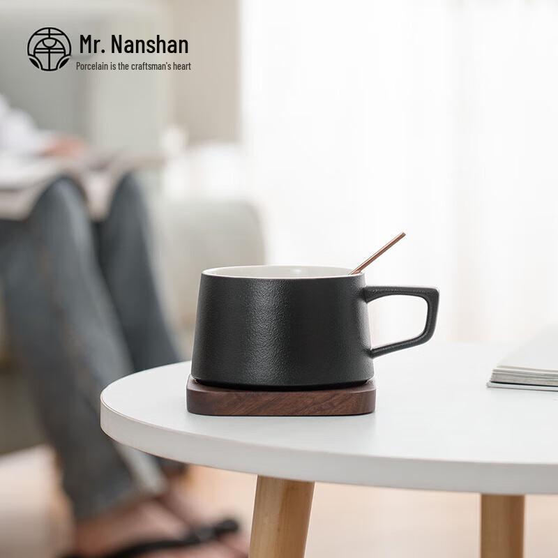 Kaffeetasse und Untertasse im europäischen Stil