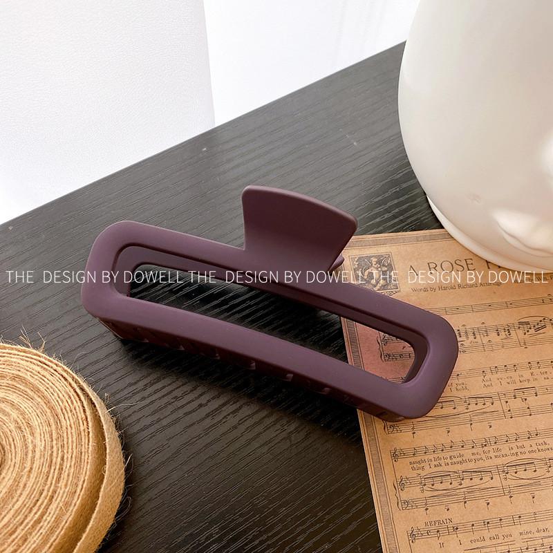 Fashionable Large Matte Plastic Hair Claw For Sophisticated Hairstyles In Multiple Shades