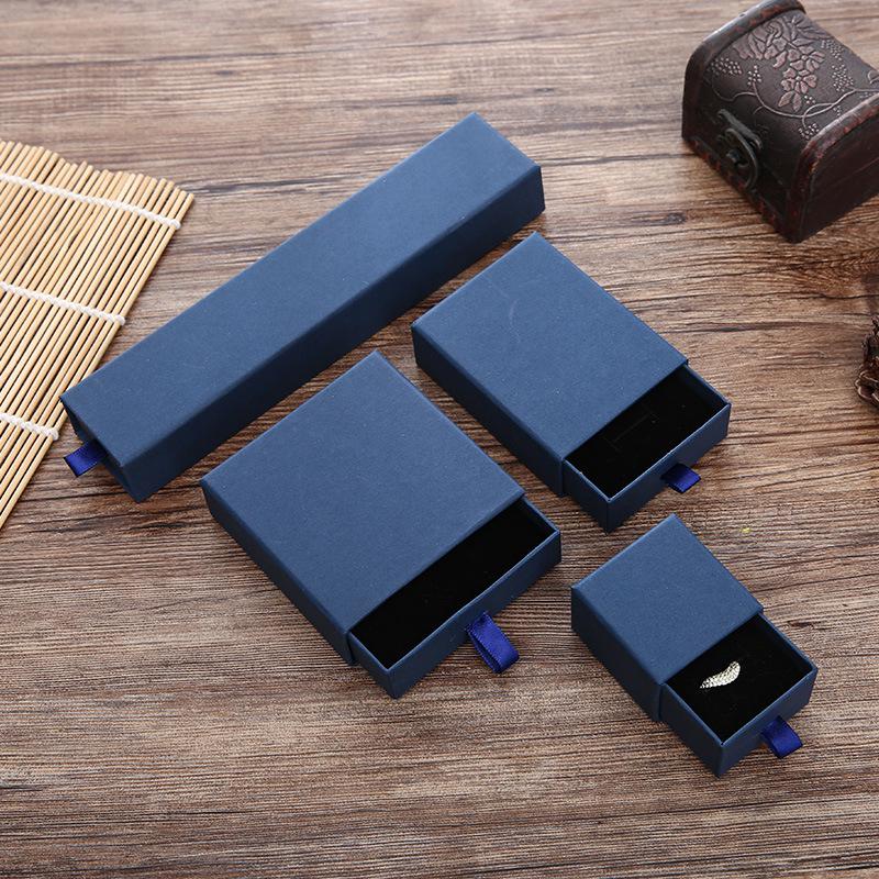 

Темно-синяя подарочная коробка для колец, ожерелий и сережек 5X5X3.5cm with Sponge