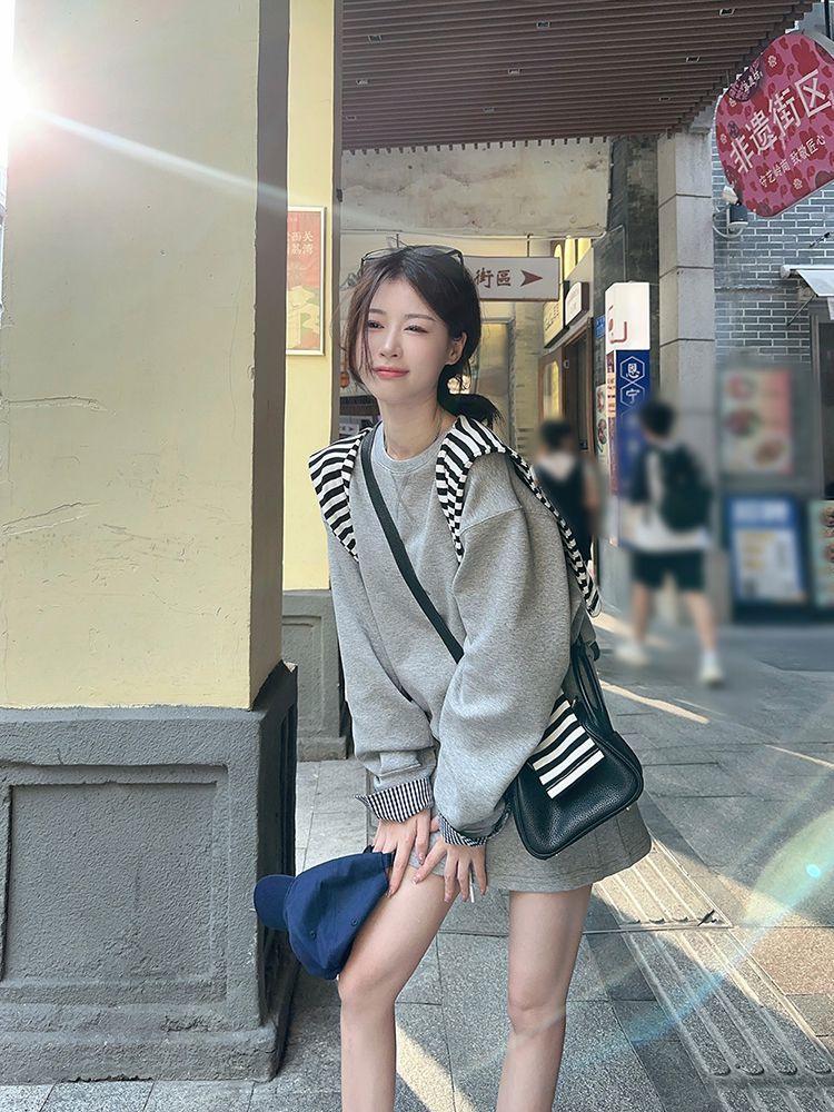 Koreanischer Farbblock-Streifenschal Zweiteiliges Set: Lockeres Langarm-Sweatshirt & High-Waist Kordelzug-Midirock für den Frühherbst