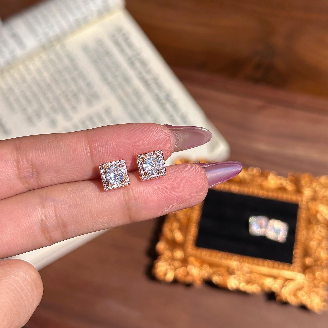 Xiaohongshu Серьги-гвоздики квадратной формы Seiko с инкрустацией бриллиантами нишевые простые высококачественные серьги