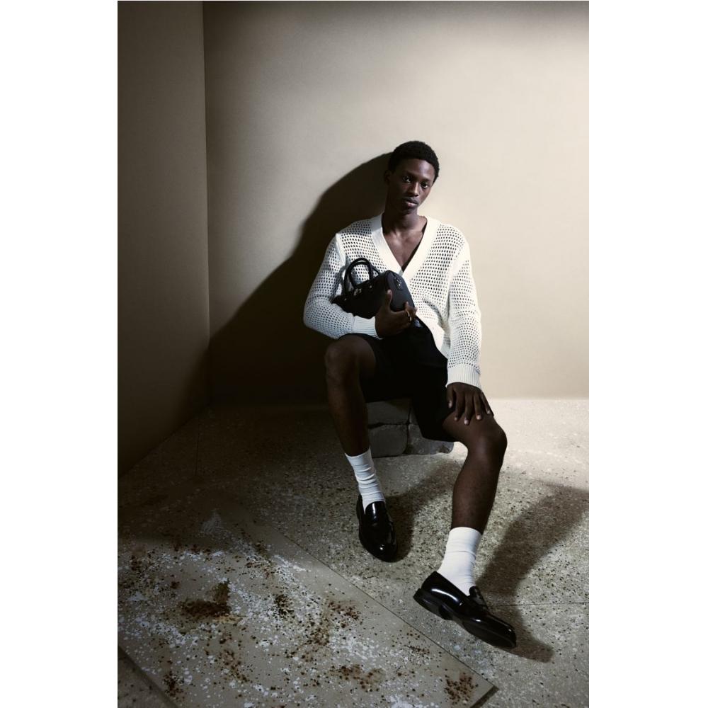 H M Relaxed Fit Twill berMuda sHorts Black