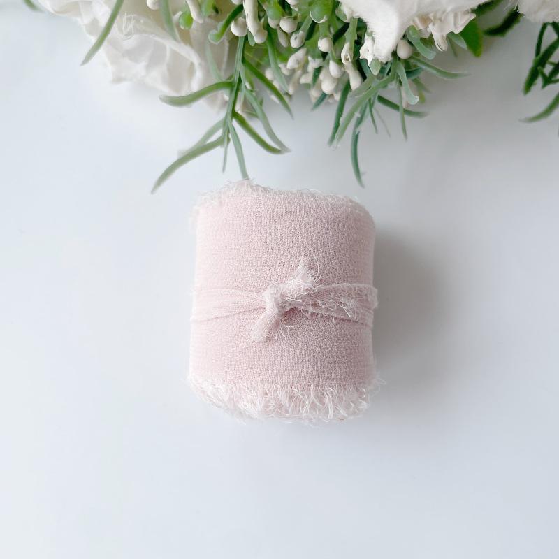 Handgerissenes Chiffonband: Dekorative Girlanden, Haarbänder mit Blumenbindungen und Kuchendekor.