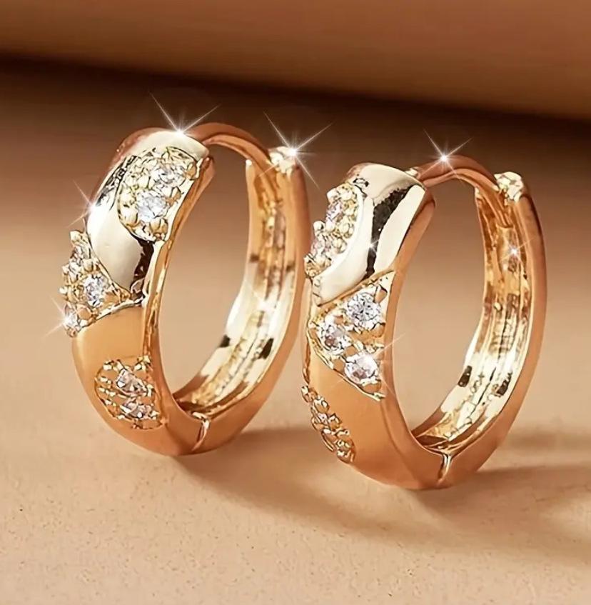 Modische goldene Creolen mit mikrogesetzten Zirkonia-Steckern gold