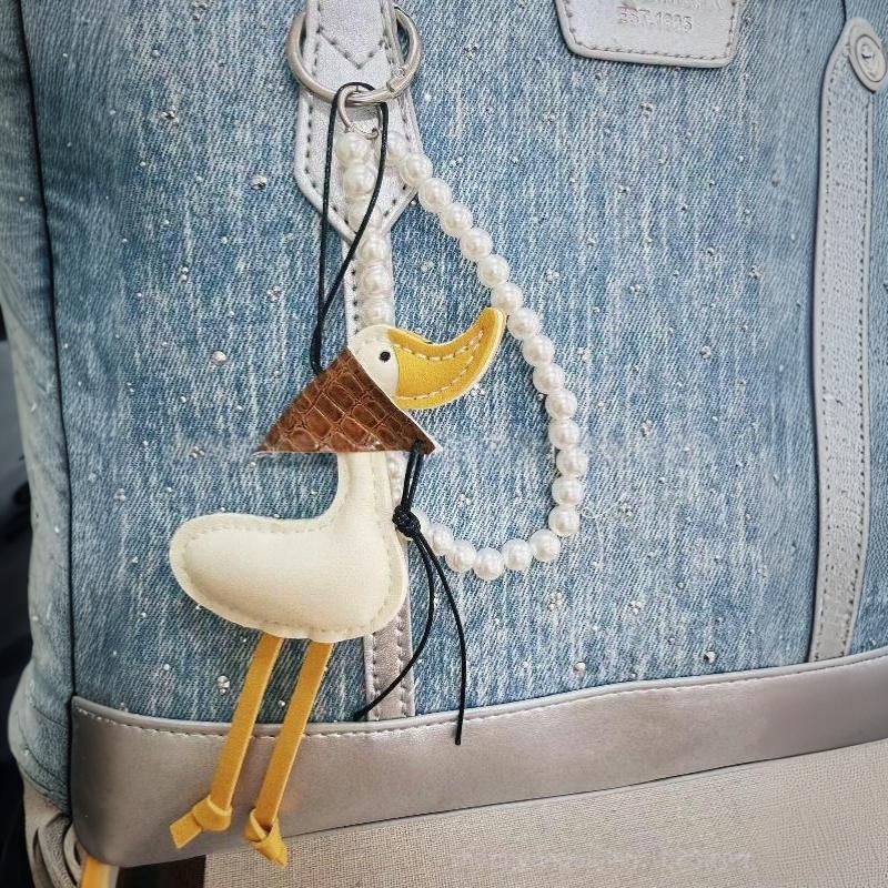 1Pcs Fashion Pu Leather Car Ornament Lucky Scarf Duck Charm Keychain With Pearl Diy Bag Pendant Cute Creative Duck Decoration