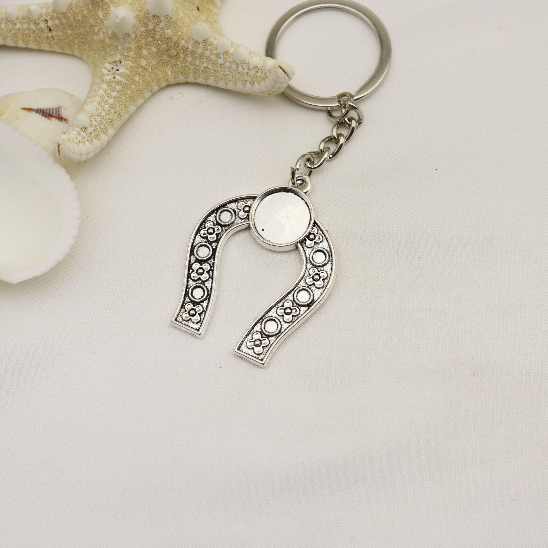Heshin Simple Flower Horseshoe Keychain Pendant