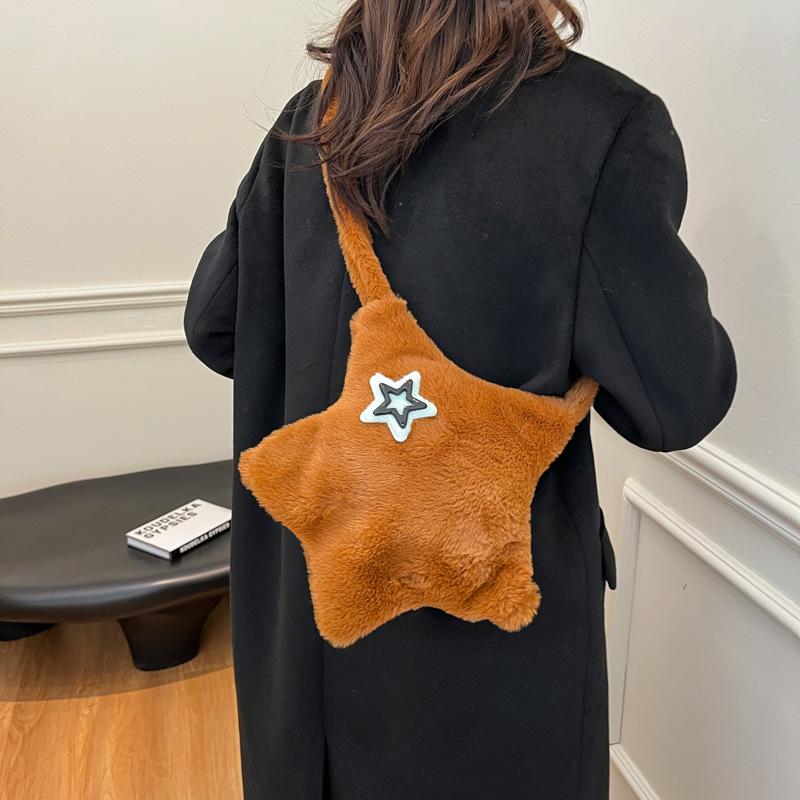 

Сумка Mao Mao женская 2025 осень и зима новая ins трендовая модная плюшевая пятизвездочная сумка корейская версия нишевая персонализированная сумка через плечо 28*1*25 коричневый