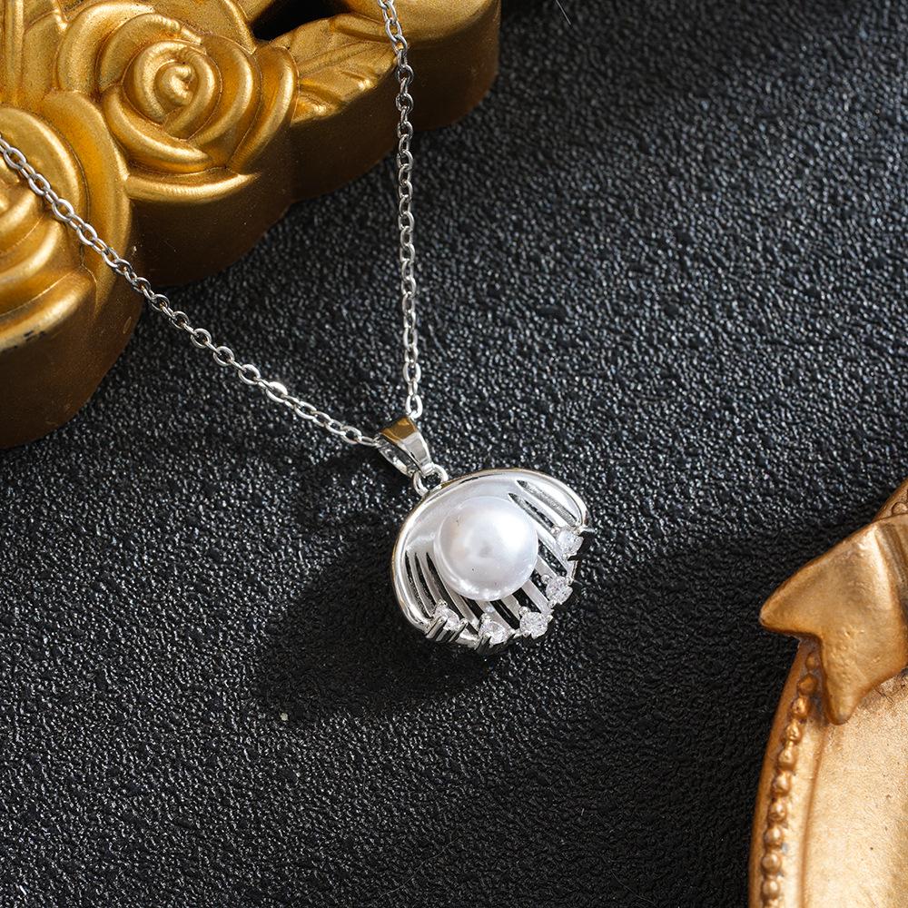 Pearl Seashell Necklace: Women's Elegant, Versatile Light Luxury Fashion Accessory