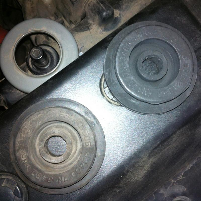 For Nissan CEFIRO III Saloon A33 Upper Radiator Mount Rubber Bushing Holder Bracket Support 1999 2000 2001 2002 2003 2004 - 2007