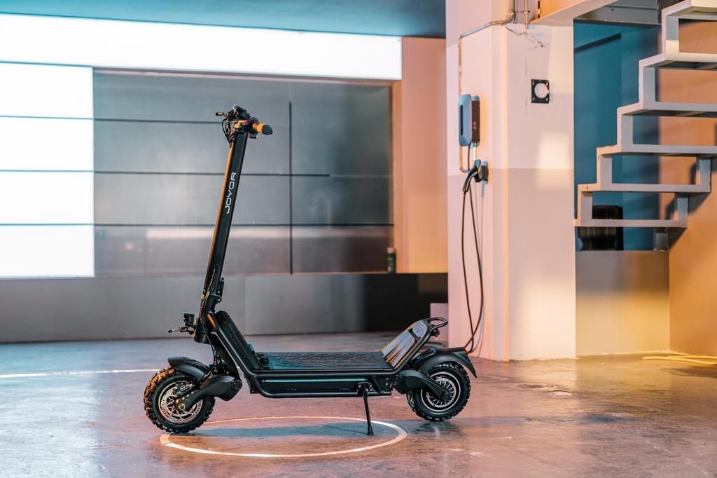 JOYOR E6-S Elektrická koloběžka 2x 1600W Motor, 60V 31,5Ah Baterie, Dojezd 100KM, Hydraulické brzdy, 11palcová kola Skládací E-koloběžka