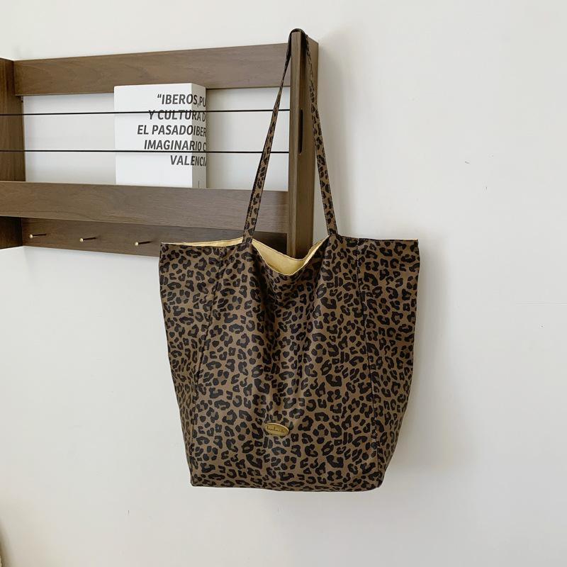 

Leopard print canvas bag women s 2025 new autumn and winter fashion popular tote bag casual large-capacity commuter shoulder bag