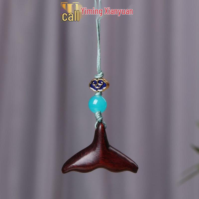 Ключница-подвеска с резным хвостом рыбы из радужного зеленого сандала и палисандра Approx. 3cm