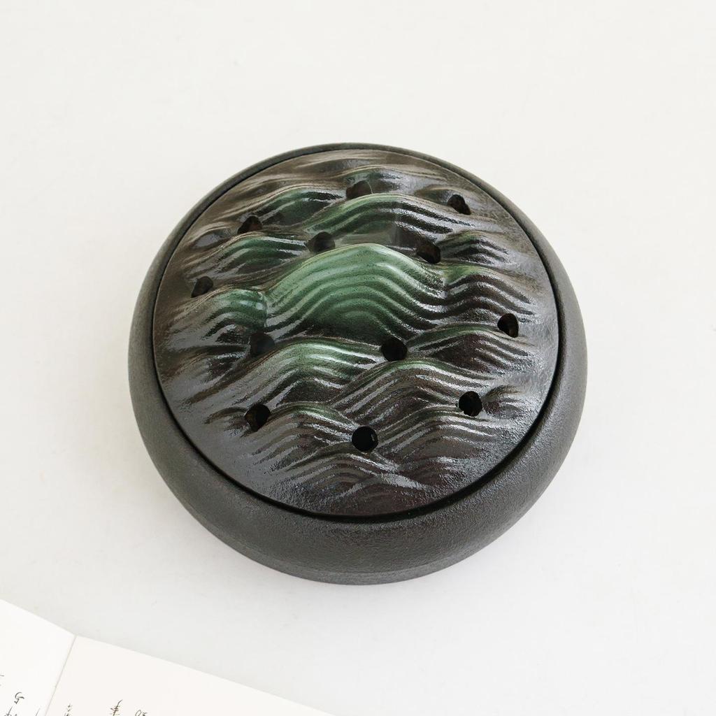 Sandalwood Ceramic Incense Burner with Lid, Fireproof for Household Use - Coarse Pottery Ornament for Indoor Incense Burning.