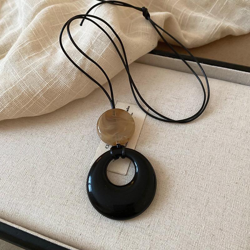 

Інфлюенсер Шкіряна Сумка для Монет та Навушників Намисто: Висококласний, універсальний ланцюжок для светра, модна біжутерія