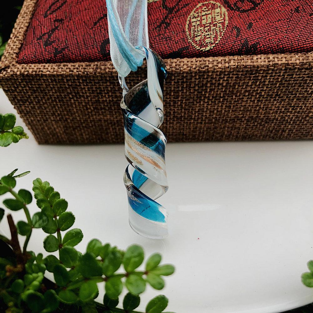 Trendy Blue Glass Ribbon Pendant Necklace & Earring Set - Perfect Seaside Vacation Accessory.