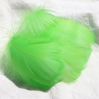100 Stück 5-8 cm kleine flauschige Gänsefedern, farbig gefärbte Schwanenfedern für DIY Karnevalsparty-Dekoration, Bastelzubehör