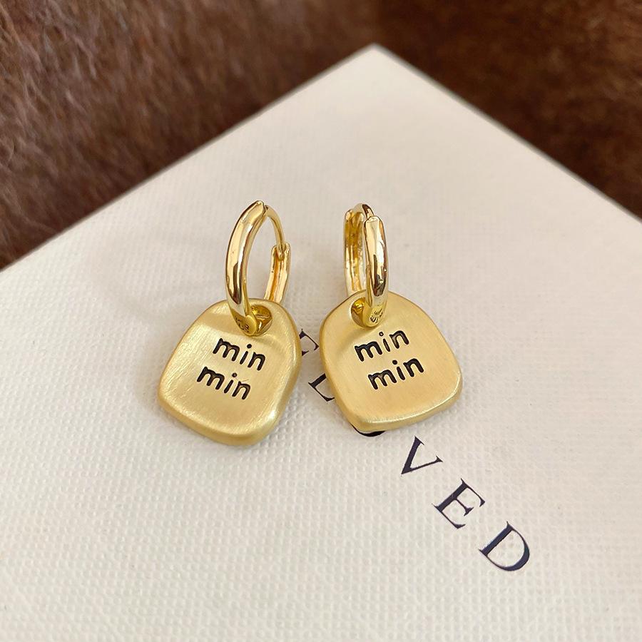 Европейские и американские асимметричные квадратные серьги с металлической текстурой: Стильные, Высококлассные Модные Аксессуары для Женщин