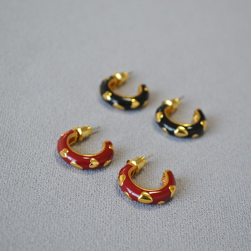 

Handmade Retro Heart Enamel Drip Brass Gold-Plated Sterling Silver Stud Earrings for Women чёрный