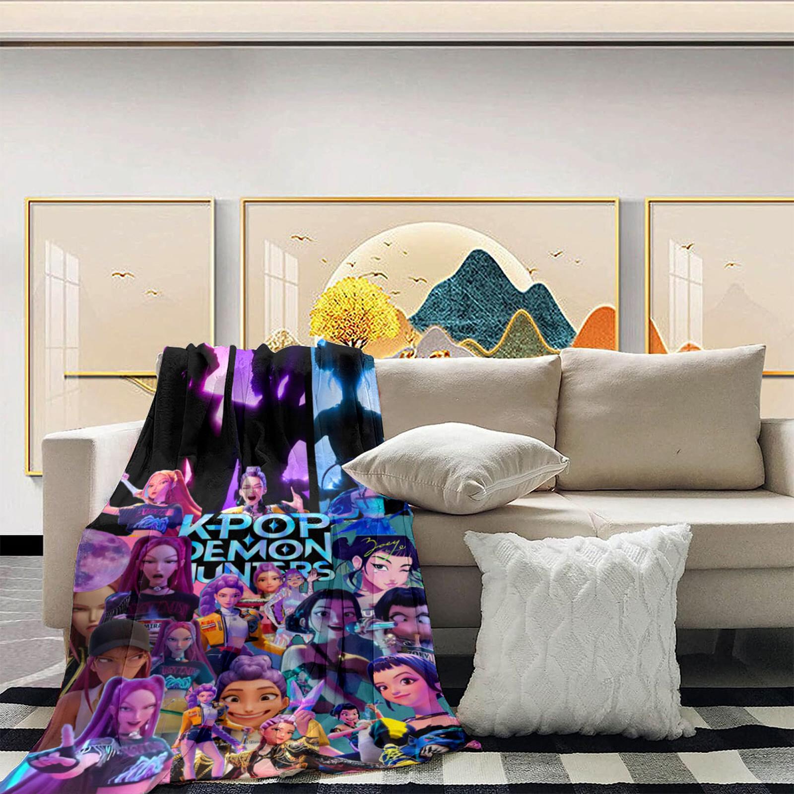 

Этот уютный плед украшен принтом «И» и «», вдохновленным девушками-ведьмачками, демонстрирующим персонажей в действии. One Size