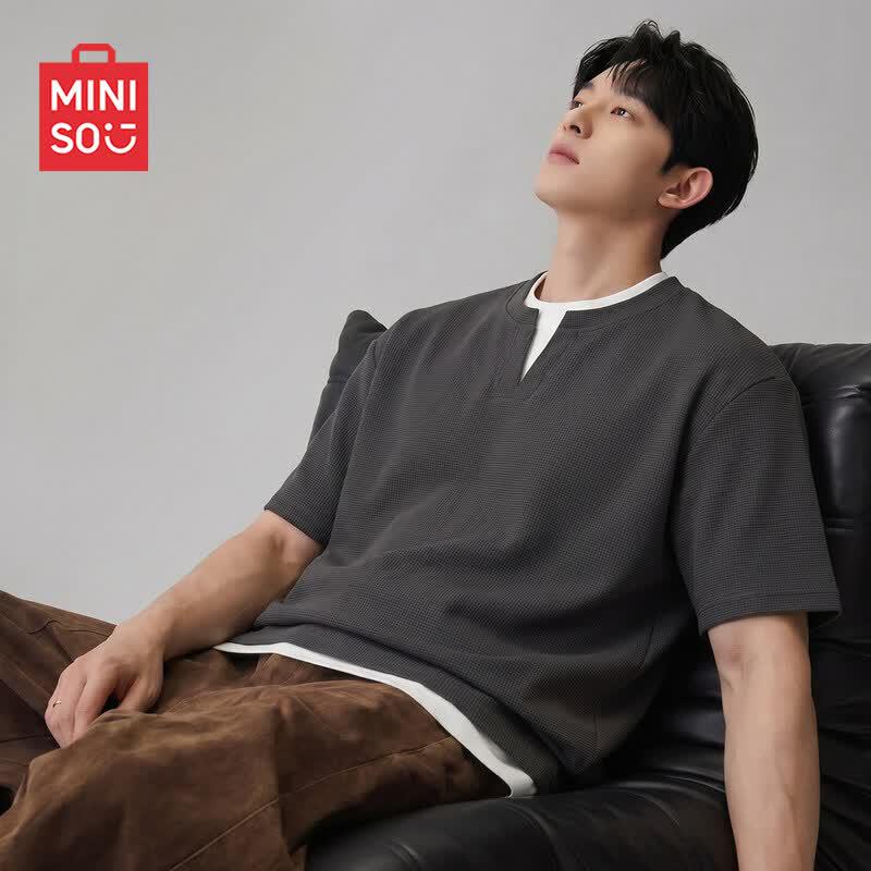 MINISO Men s Heavyweight Waffle Knit Faux Two-Piece V-Neck Short Sleeve T-Shirt 2XL темно-серого