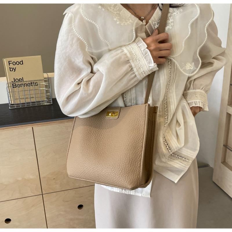 Large-capacity Tote Bag, New Trendy Women's Bag, Fashionable and Versatile Shoulder Bag, Textured Retro Bucket Bag.