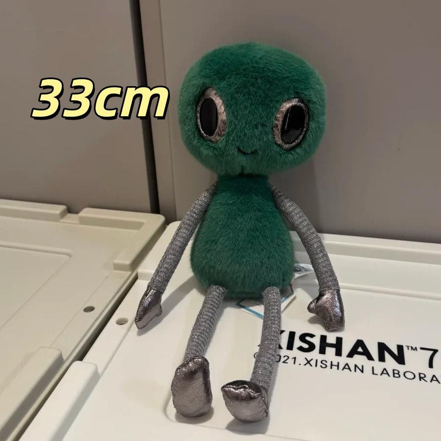 Peluche Espace Mignonne Alien Vert Souriant Soucoupe Volante Argentée Poupées Extraterrestres Douces Remplies Cadeau Adorable pour Fans de Science-Fiction Décoration de Maison