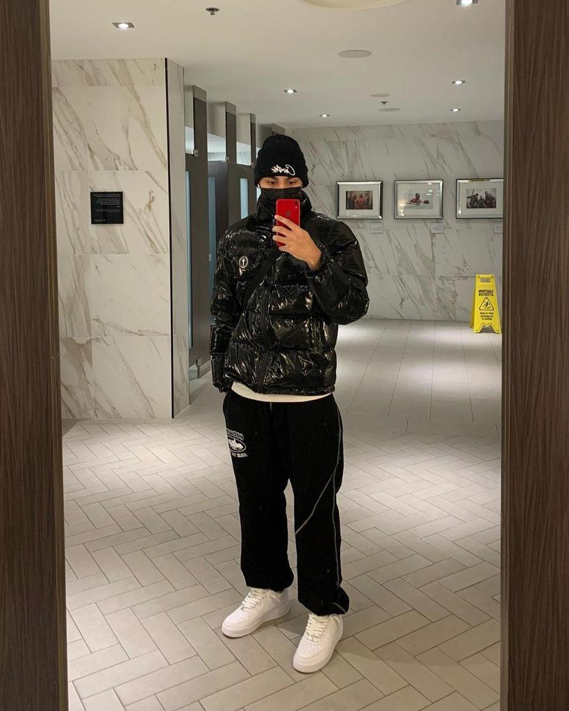 Trapstar Schwarze, glänzende Baumwolljacke mit abnehmbarer Kapuze – Vielseitige Oberbekleidung im amerikanischen Retro-Stil