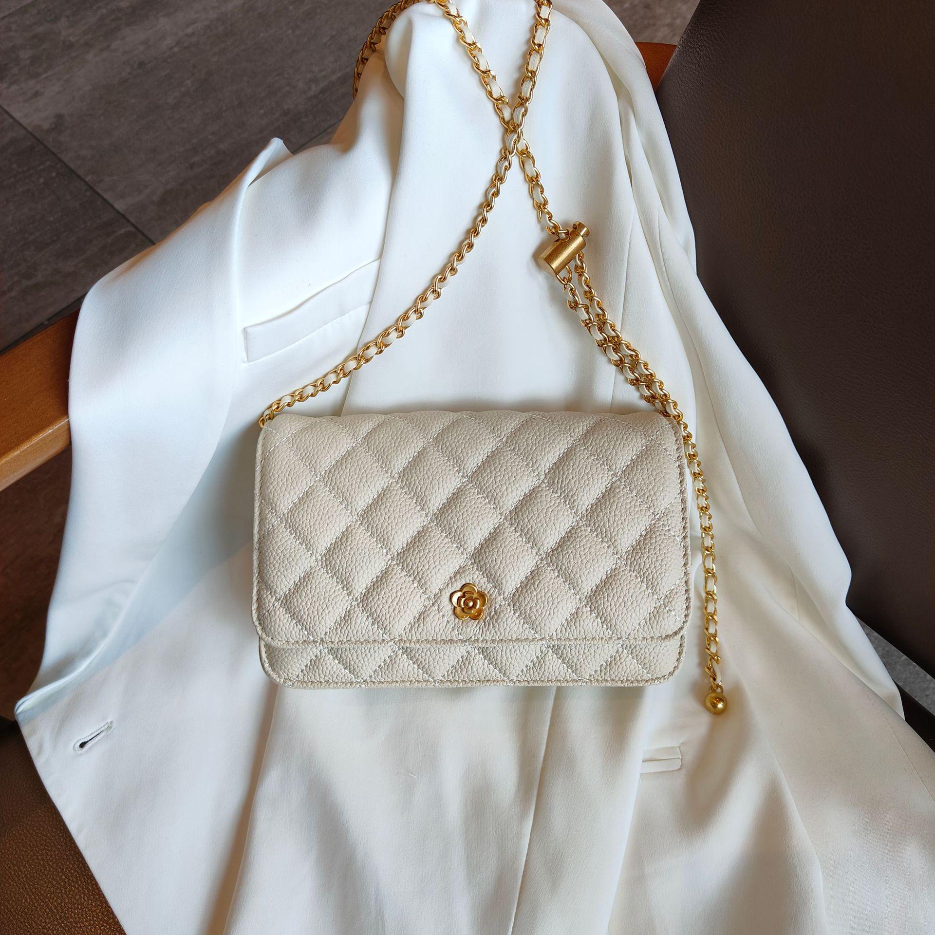 

2024 Женская сумка-мессенджер из коровьей кожи с золотой цепочкой - Маленький квадратный дизайн белый