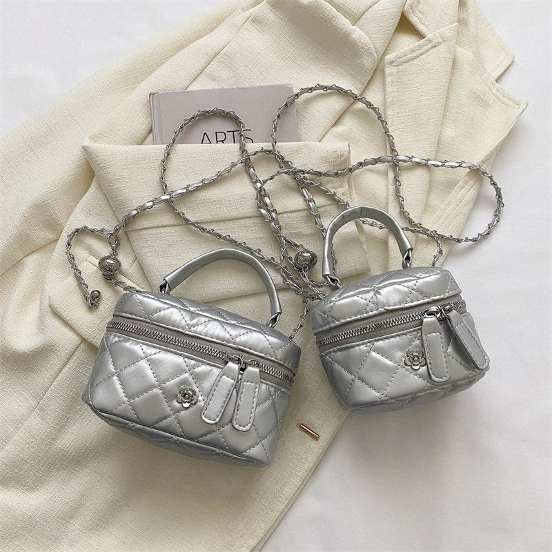 

Простая ромбовидная цепочка портативная сумка-коробка 2025 новая текстура простая женская сумка зарубежный стиль дизайн кроссбоди маленькая квадратная сумка Small серебряный