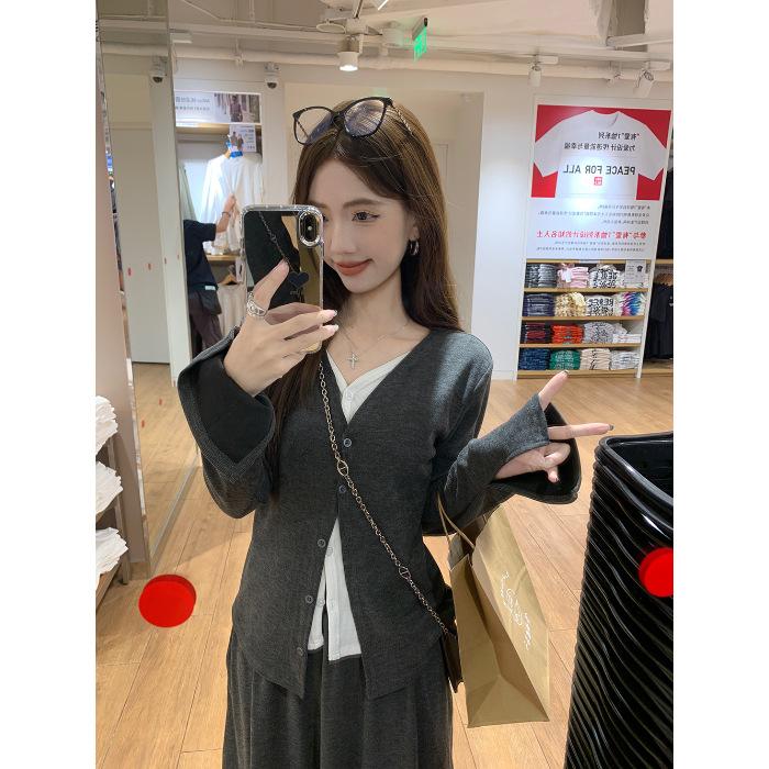 

Fake two-piece contrasting color splicing deep V-neck long-sleeved knitted sweater showing thin high-waisted long skirt skirt casual suit fashion S