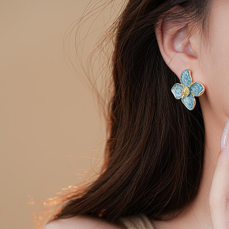Trendy Flower Stud Earrings for Women Haze Blue Enamel Oil Petals Golden Stamen Earrings Party Sweet Girls Gift Jewelry
