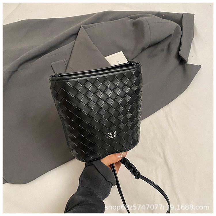 Summer Shoulder Small Bag Women's 2025 New Trend Korean Niche Bucket Bag Super Fire Messenger Versatile Woven Bag