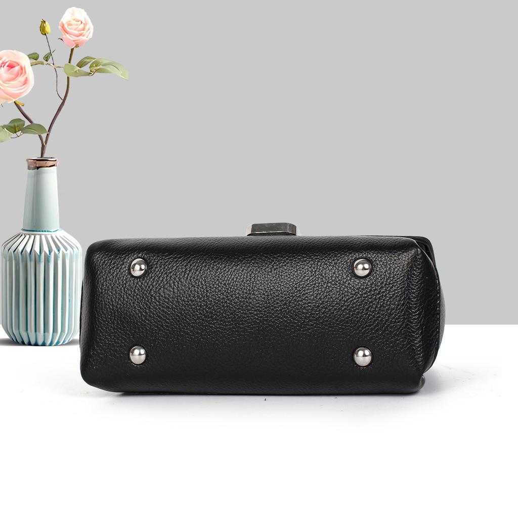 Retro High-end Portable Small Square Bag Women's 2025 New Niche Design Fashionable and Versatile Commuter Shoulder Messenger Bag