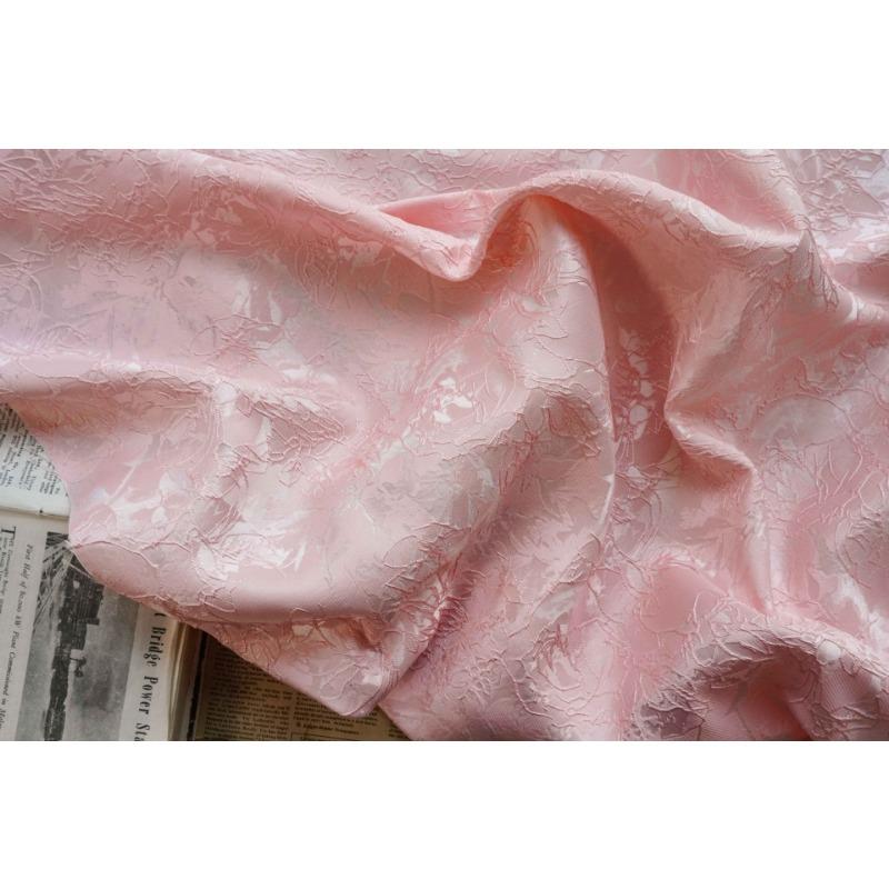 

Модное отличительное плетение тисненая вязанная крючком текстура трехмерная жаккардовая ткань плетение жесткая модная ткань для костюмов и платьев пончо 90cm*145cm