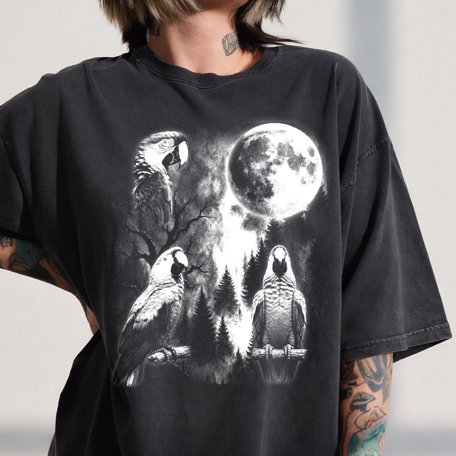 African Grey Parrot Moon Graphic T-Shirt, Retro Bird Lover Tee M