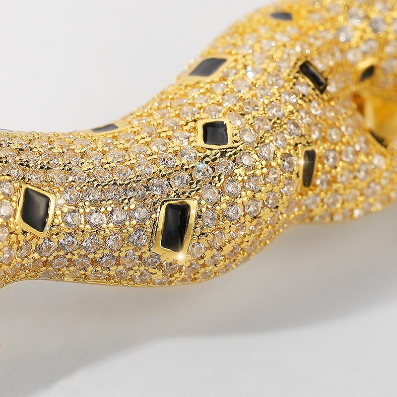Western Liang Leopard Brooch: Zircon & Freshwater Pearl Pin