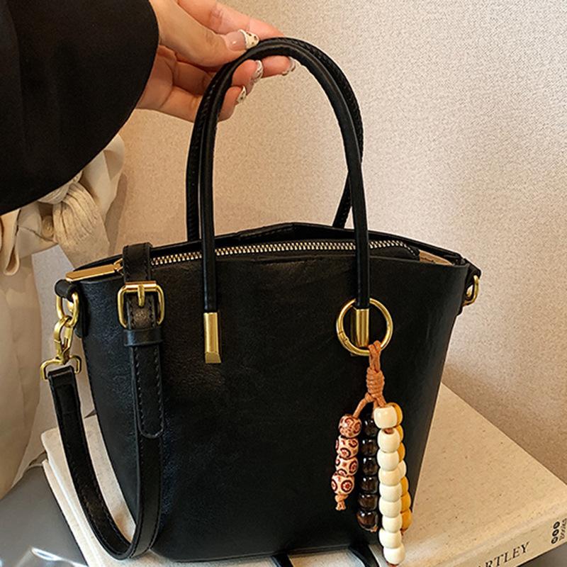 Korean Version of Niche Retro Women's Large-capacity 2025 New Autumn Shoulder Bag Simple and Casual, This Year's Popular Bucket Bag