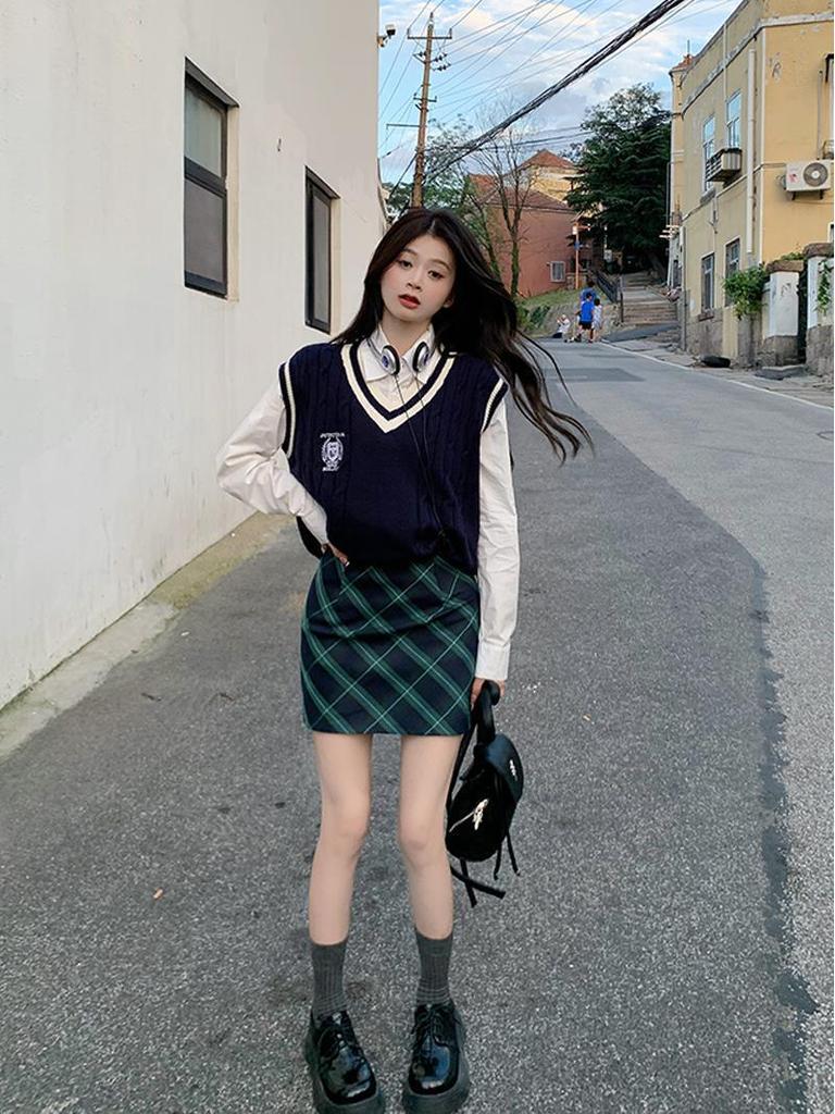 Women's College-Style Knitted Vest: Trendy Spring/Fall Layered Sleeveless Sweater