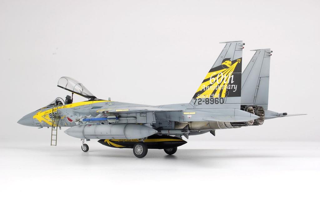 PLATZ Japan Air Force Eagle Komatsu Air Base Air Show 2014 306th Squadron Golden Eagles Special Paint Scheme Plastic Model Kit with Boarding Rudder