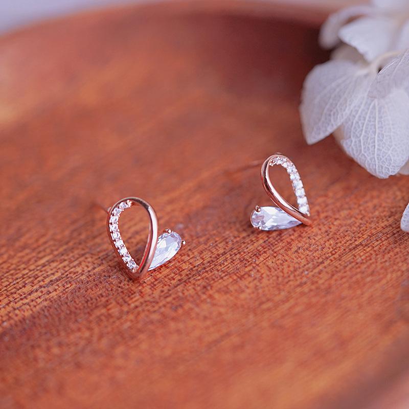 Einfaches und Süßes Design und Liebesohrringe Roségold Diamantbesetzt Neu und Klein