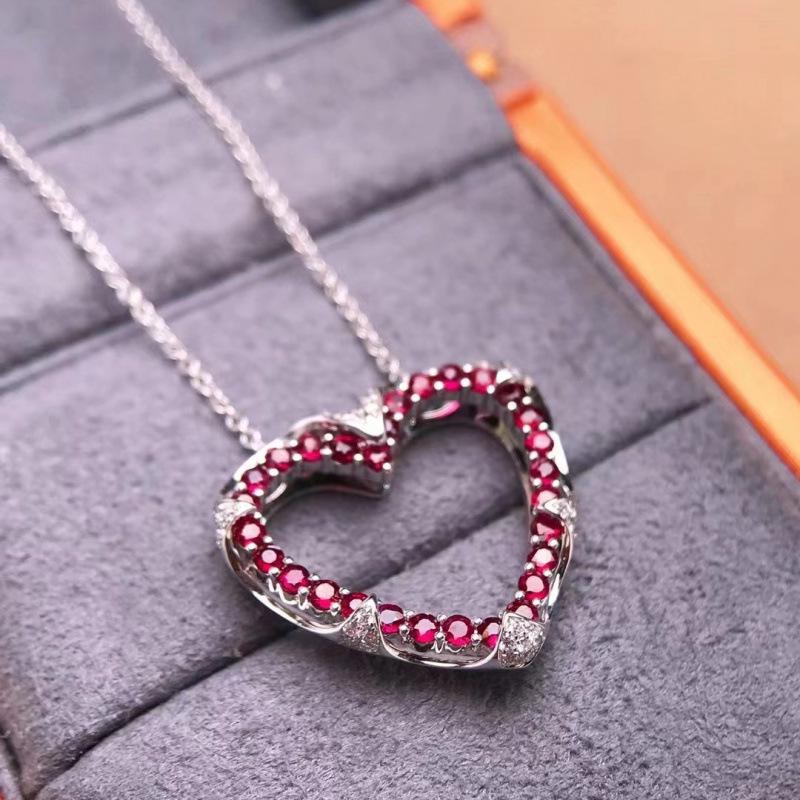 Elegant Women s Red Zircon Heart Pendant Necklace with Versatile Clavicle Chain